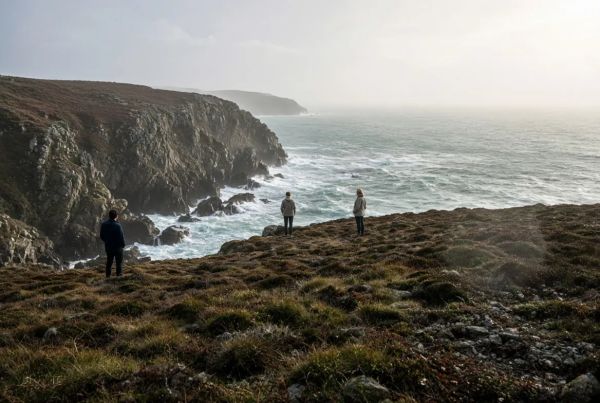 Pourquoi la Pointe du Raz attire autant de visiteurs : secrets d'un site emblématique en Bretagne
